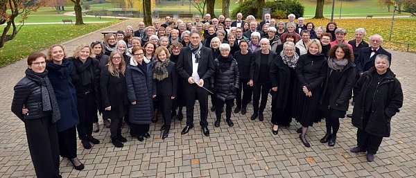 Der Musikverein der Stadt Bielefeld mit Leiter Bernd Wilden. - © NW