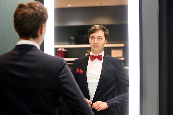 Blickfang: Mit einer farbigen Fliege können sich die jungen Herren voneinander abheben. - © Frank-Michael Kiel-Steinkamp