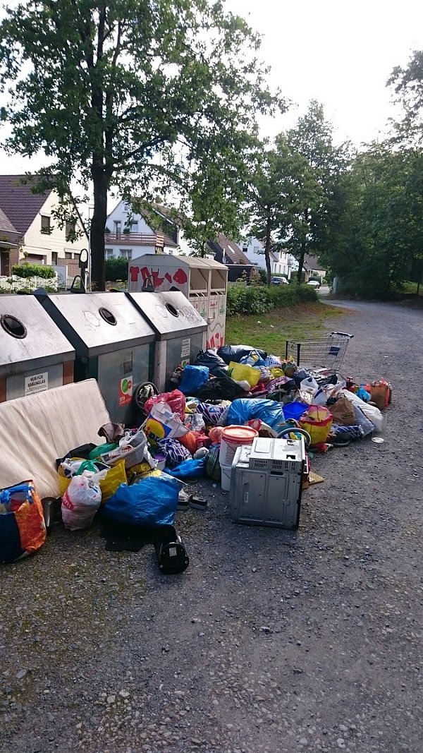 Müllblockade vor den Altglas-Containern. - © Stadt Bielefeld