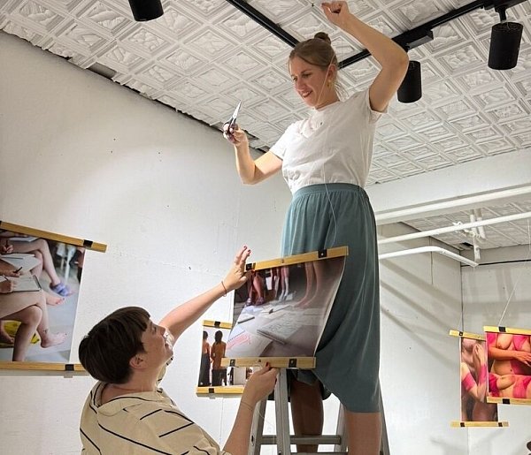 Johanna Leifeld (unten) und Lea Hansjürgen (oben) beim Aufbau der Festival-Ausstellung in Almaty. - © New Norm