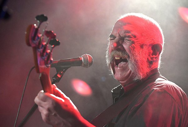 Auch mit über 70 Jahren erzeugt Gerry Spooner mit Lieder wie „A Whiter Shade of Pale" noch Gänsehautgefühle. - © Jens Dünhölter