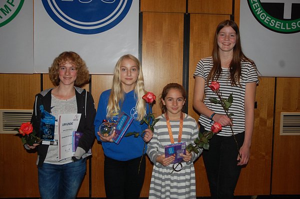 Rosen für die Mädels: Jugend-Sportlerin des Jahres Annika Lekon (l.) mit den Nächstplatzierten Anna-Sohie Dück (v.l.), Sahra Mitsis und Carlotta Hülshorst. - © Klaus Frensing