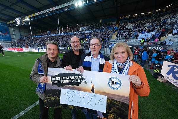 Baumgeld der Arminen-Fans: (v. l.) Herbert Linnemann, Christoph Bisewski, Hans-Jürgen Laufer und Karin Schrader am Freitag im Stadion. - © Andreas Zobe/NW
