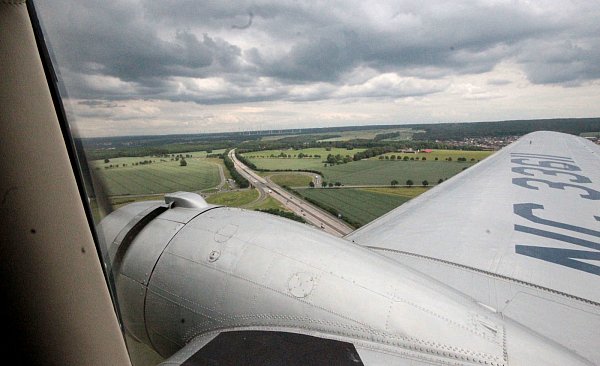 Blick aus dem Fenster: Beim Rundflug bot sich ein weiter Blick über das Paderborner Land. - © Marco Schreiber