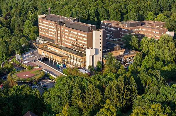 Am Wiehengebirge: Das Krankenhaus Lübbecke soll umziehen in einen Neubau in Espelkamp. - © MKK