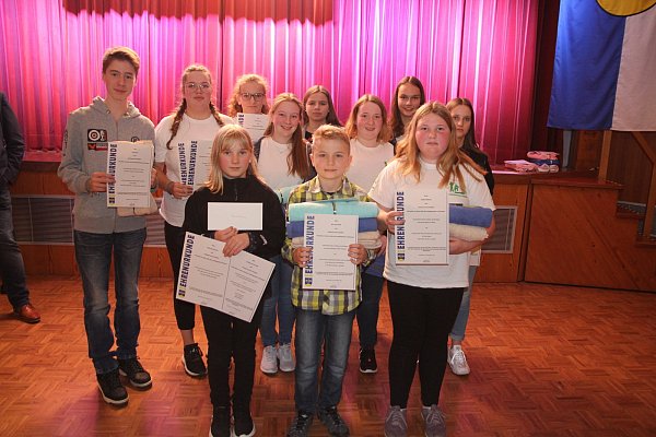 Toller Nachwuchs: Die jungen Schießsportler des SV Haldem heimsten jede Menge Titel ein. Mara Kretschmar, Nico kirchhoff und Sophie Röttcher (vorn) wurden sogar Landesmeister. - © Klaus Frensing