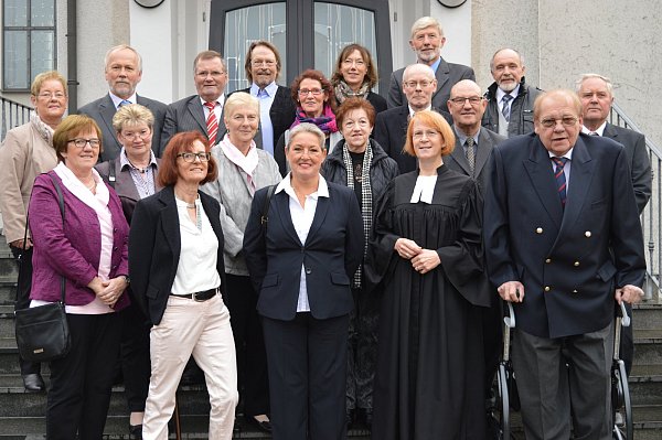 Treffen nach viele Jahren: Die hier abgelichteten Damen und Herren wurden am 28. März 1965 von Pfarrer Friedrich-Viktor Peter konfirmiert. FOTO: KAI-SÖREN KERKHOFF - © Kai-Sören Kerkhoff