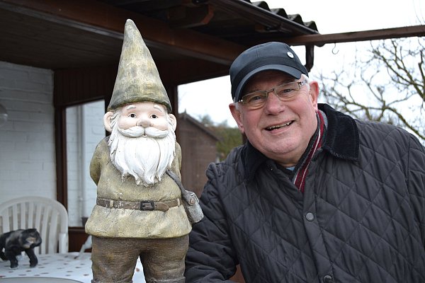 Ein starkes Team: Der Vorsitzende des Kleingartenvereins „Alter Postweg“, Wolfgang Winkeler, mit seinem Gartenzwerg.