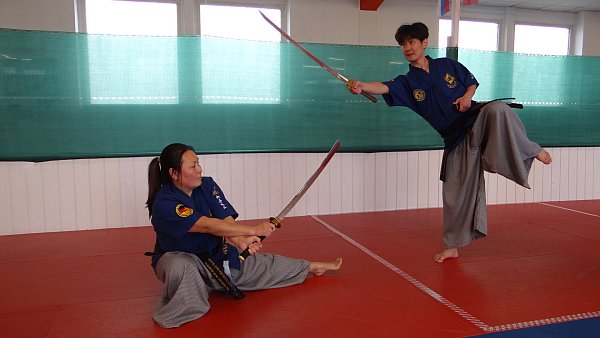 Haidong Gumdo: Die koreanische Schwertkampfkunst gibt es seit mehr als 1.700 Jahren. Ji-Sun und Pil-Jong Seo beherrschen sie. Gleichgewichtssinn und Reaktionsschnelligkeit sind dabei wichtig. - © André Blickensdorf