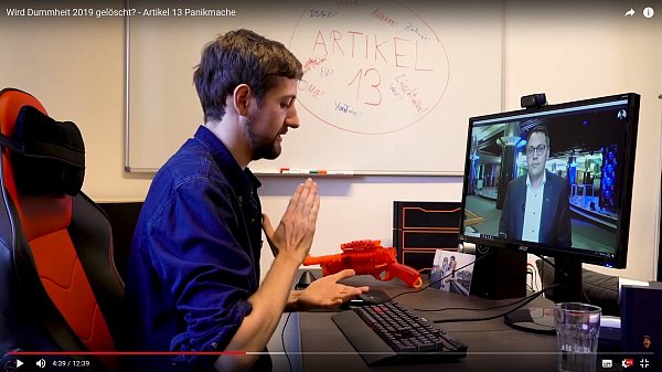 Wird Dummheit 2019 gelöscht? Robin Blase, alias RobBubble diskutiert mit SPD-Europapolitiker Tiemo Wölken über Artikel 13 - © Screenshot Youtube