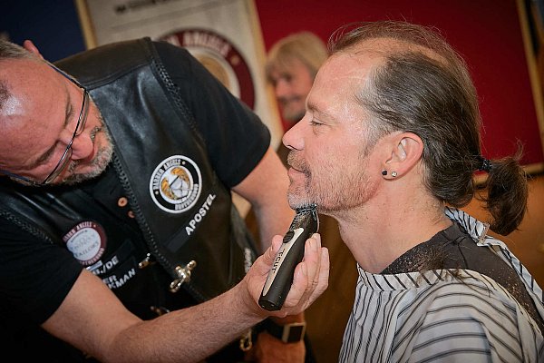 Neuer Look: Bielefelds bedürftige Mitbürger konnten sich am Montag im Haus der Kirche zum zweiten Mal die Haare schneiden und legen lassen. - © Christina Falke / Artbestimmt.de