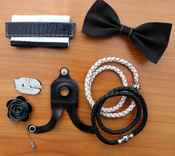 Schick und praktisch: Auch Produkte wie Armbänder und Fliegen verkauft "Man Plan". Alle vielseitig benutzbar. - © Wolfgang Rudolf