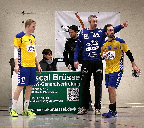 Protest: Johnny Dähne, Torhüter der TSG Harsewinkel, wies am Zeitnehmertisch sofort auf das skandalöse Verhalten des Publikums hin. - © Jörg Wehling