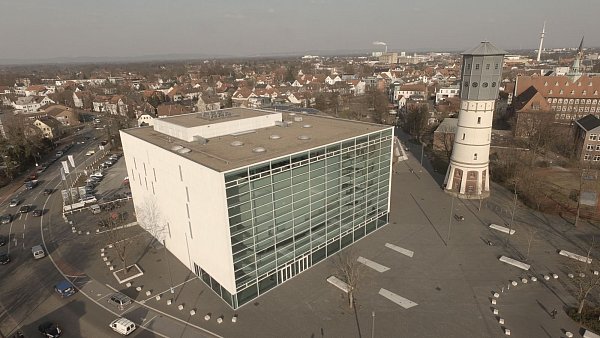 Aus der Luft: Auch aus dieser Perspektive ist der Wasserturm eine eindrucksvolle Erscheinung. - © Jens Reddeker