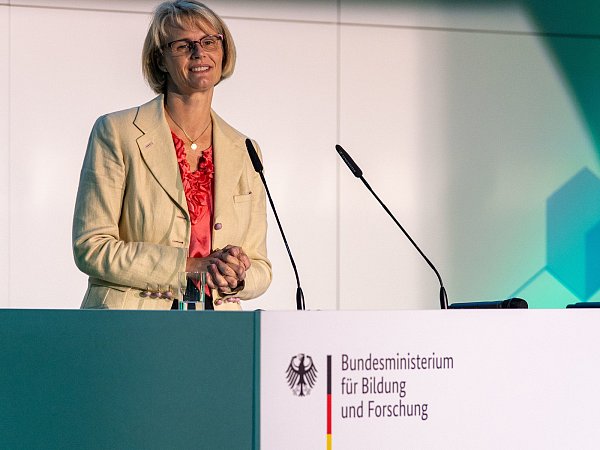 Bundesbildungsministerin Anja Karliczek in der Fachhochschule Bielefeld. - © DENNIS ANGENENDT
