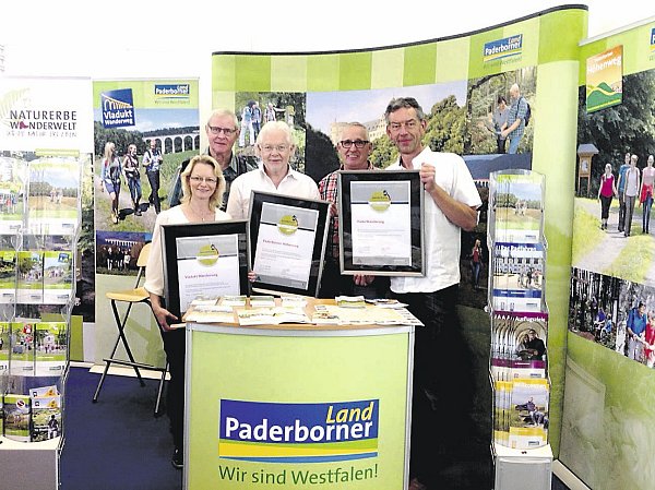 Urkundenverleihung: Marion Wessels (Gemeinde Altenbeken), Willi Glunz (Qualitätsprüfer des Eggegebirgsvereins), Herbert Hoffmann (Touristikzentrale Paderborner Land), Gerald vom Felde (Wegewart Paderborn) und Karl Heinz Schäfer (Tourist Information Paderborn) freuen sich über die drei Qualitäts-Zertifikate. - © Karl Heinz Schäfer