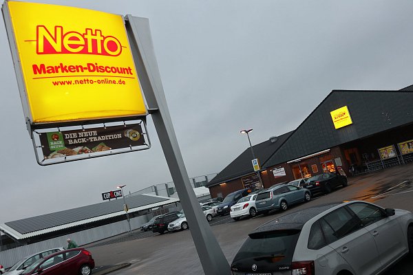 Nachnutzung unklar: Bis zum 5. März läuft noch der Verkauf in der Netto-Filiale an der Paderborner Straße, danach folgt der Umzug. Trotzdem muss der Discounter weiter Miete zahlen. - © Jens Reddeker