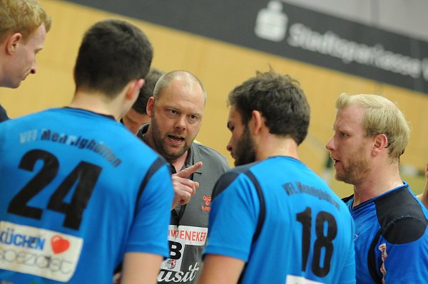 Klare Anweisungen von VfL-Trainer Pierre Limberg. - © Maximilian Harre