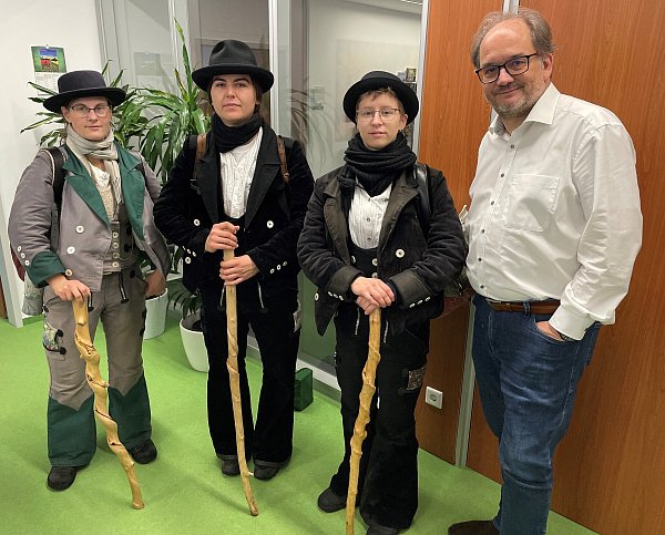 Die fremd freireisende Steingärtnerin Patricia (28), die fremd freireisende Schreinerin Caro (22) und die fremd freireisende Klavierbauerin Saskia (25) besuchten den frisch gewählten Bürgermeister Matthias Trepper im Rathaus (v.l.). - © Stadt Gütersloh
