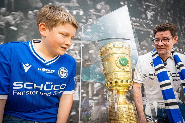 Mads Gertenbach (12) und Vater Dominik bestaunen den Siegerpokal. - © Mike-Dennis Müller