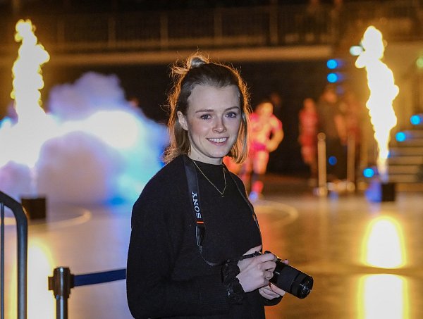 Schussbereit vor einem heißen Spiel: Leslie Meyer mit ihrer Ausrüstung während der Einlauf-Zeremonie der TSG A-H Bielefeld. Die 26-Jährige filmt und fotografiert nicht nur, sie designt auch im Netz. - © Andreas Zobe
