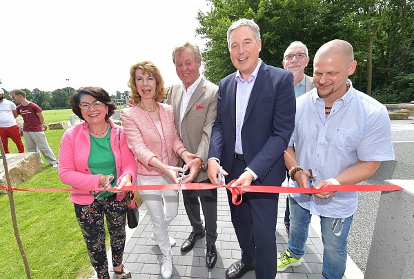 Zerschneiden das rote Band: Alt-Bürgermeisterin Maria Unger (v.l.), Martina Schwartz-Gehring, Werner Gehring, Bürgermeister Henning Schulz und Pit Mosner. - © Jens Dünhölter