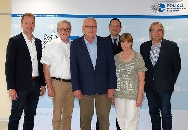Verabschiedung Nummer 2: Kriminalrat Karsten Koutsky (v. l.), Kreisdirektor Klaus Schumacher, Kriminalhauptkommissar Ronald Westphal, Polizeioberrat Jan Peter Klug, Kriminalhauptkommissarin Ursula Rössing und der Personalratsvorsitzende Udo Ernst. - © Polizei