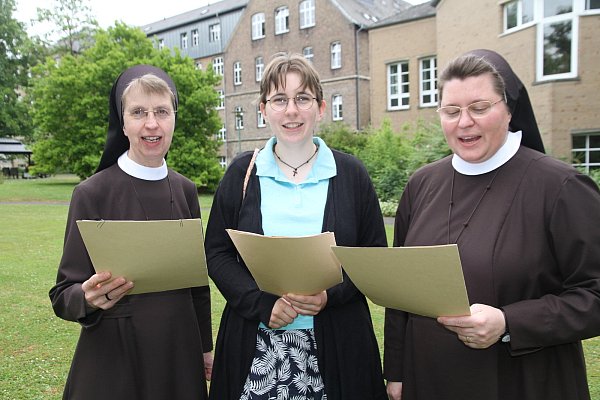 Schwester M. Birgit, Postulantin Marie- Luice und Schwester M. Alexa singen gemeinsam und nehmen am "Vocation Music Award" teil. - © Johannes Büttner