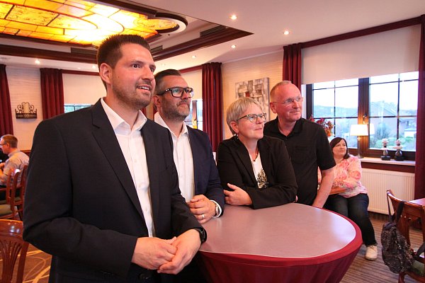 Alexander Hüttemann gratuliert nach der Wahl Andreas Hüffmann zum Sieg. Foto: Björn Kenter - © Björn Kenter