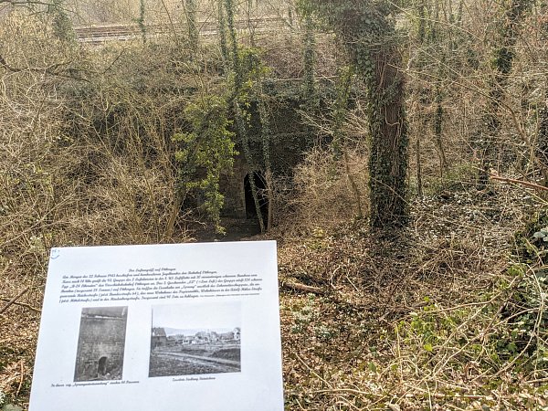 Ein Schutztunnel unter den Gleisen wurde für 44 Menschen zur Todesfalle. Heute erinnert daran eine Tafel. - © Burkhard Battran