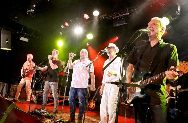 Roland Schal (v.l.), Andrew Gräser, Steve Haggerty, Gerry Spooner und Mickey Meinert heizen hier dem Weberei-Publikum ordentlich ein. - © Matthias Gans