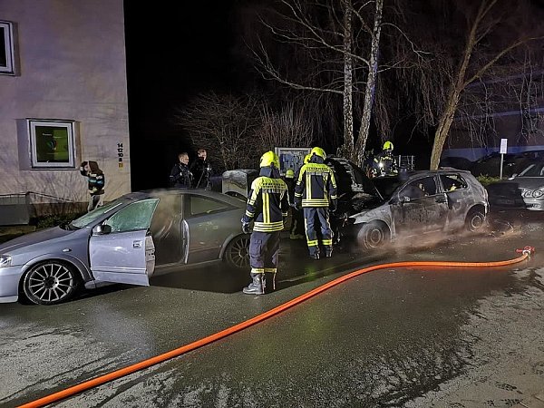 Die Feuerwehr verhinderte, dass weitere Autos in Brand gerieten. - © Feuerwehr Herford