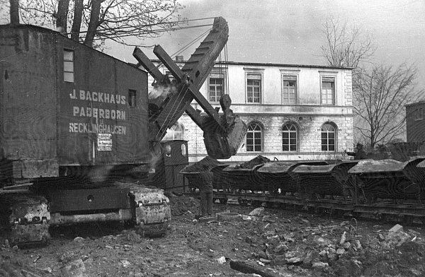 Ein bislang unbekanntes Motiv: Ein Bagger der Firma Backhaus belädt die Trümmerbahn mit Schutt. Die Trümmerbahn war bis 1949 im Einsatz. Das Gebäude im Hintergrund konnte noch nicht identifiziert werden. - © Stadt- und Kreisarchiv