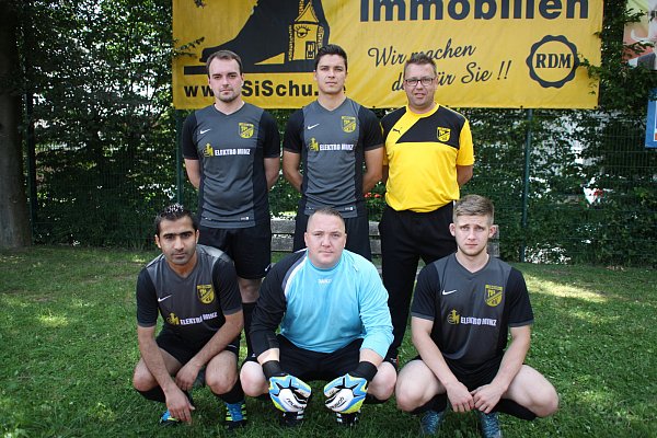 Mit neuen Leuten verstärkt: Dominik Rieke (hinten v. l.), Jan Brader, Trainer Stefan Bekemeier sowie Mahmoud Algasem (vorne v. l.), Jens Hollmann und Matthias Baitler. Es fehlen Jan Stapel und Kevin Brunn. - © Björn Kenter