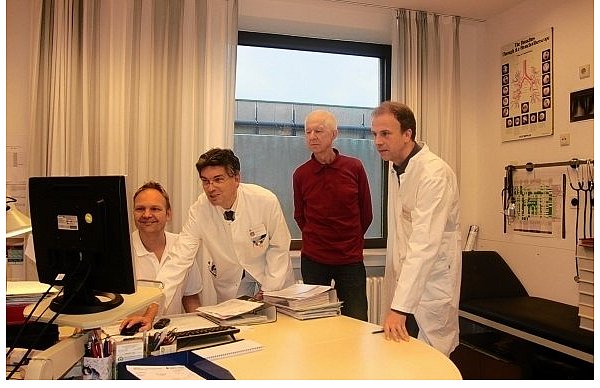 Der Blick auf die jüngsten Untersuchungsergebnisse stellt alle zufrieden: (v.l). Uwe Fuchs (Funktionsoberarzt auf der Transplantationsstation), Lungenfacharzt Dr. Jost Niedermeyer, Patient Johann Martens und Chirurg Dr. André Renner. - © FOTOS: HEIDI FROREICH