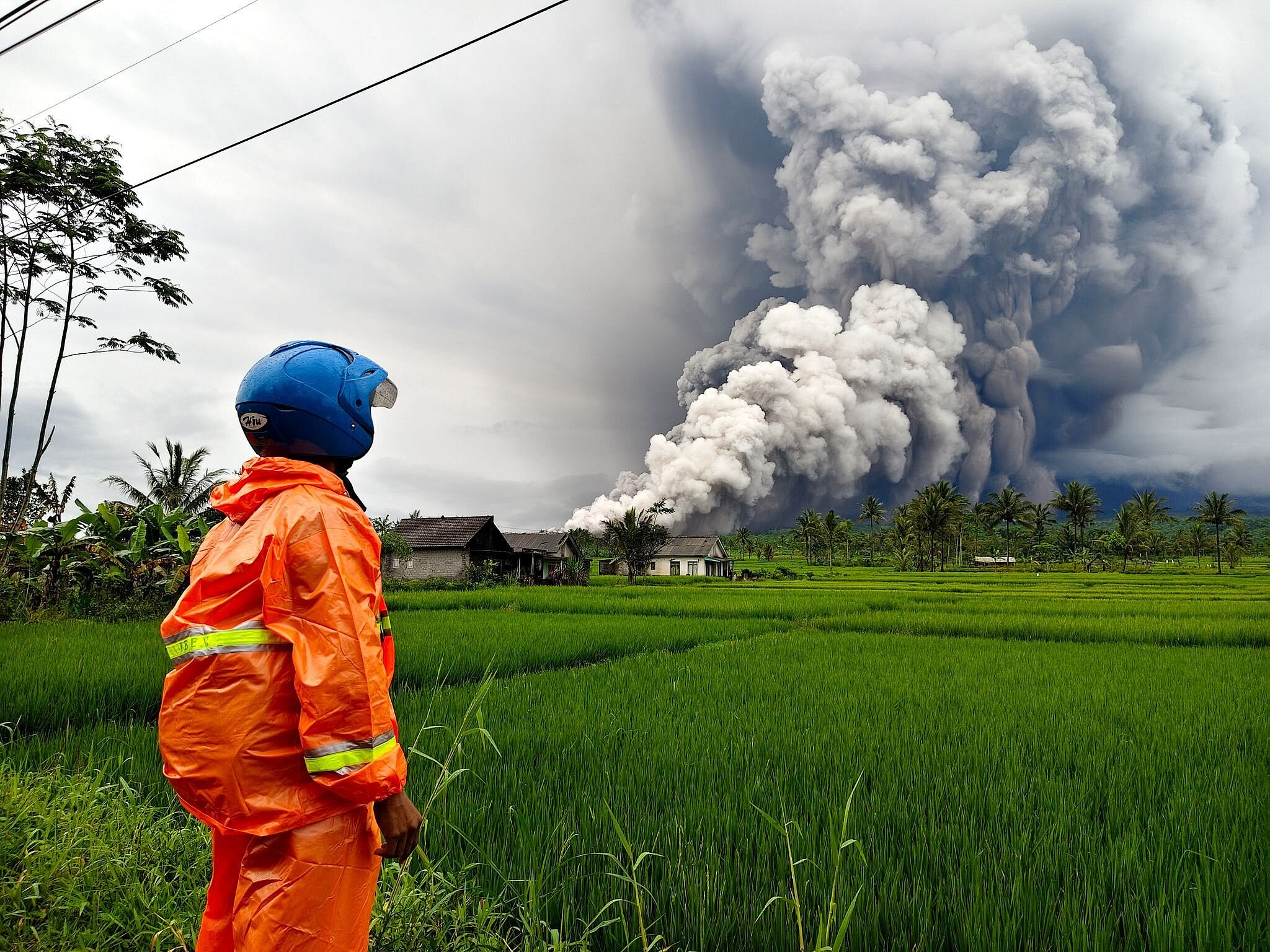 Indonesien: Vulkan Semeru spuckt 2.000 Meter hohe Aschesäule