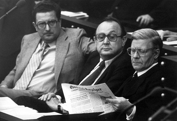Bonn, 1979: Der damalige Bundeskanzler Helmut Schmidt (SPD, r.-l.) auf der Regierungsbank im Bonner Bundestag mit dem Bundesaußenminister Hans Dietrich Genscher (FDP) und dem Innenminister Gerhart Baum (FDP). - © DB Bundespresseamt/dpa