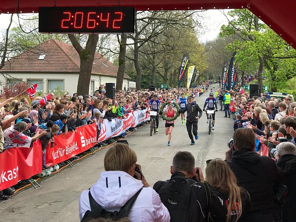 Die schnellste Frau des Hermannslaufs 2017: Hilde Aders bei ihrem Zieleinlauf. - © Matthias Schwarzer