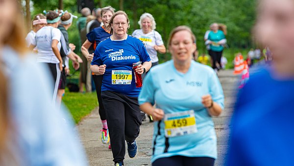 Zahlreiche Teilnehmende nahmen am Sparrenburg-Firmenlauf 2024 in Bielefeld teil. - © Mike-Dennis Müller