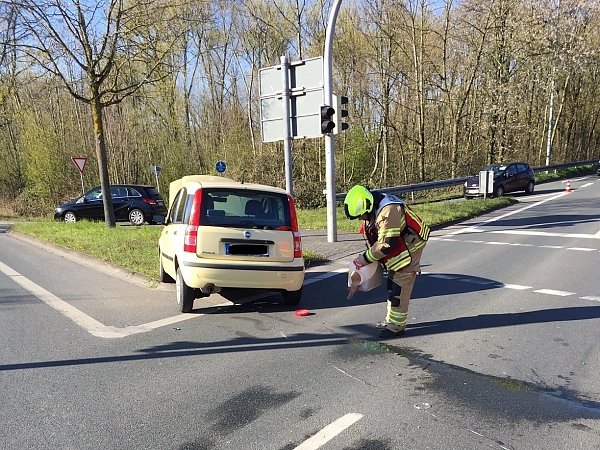 Durch den Aufprall wurden Fahrerin und Fahrer, die jeweils allein im Auto unterwegs waren, schwer verletzt.  - © Feuerwehr Paderborn