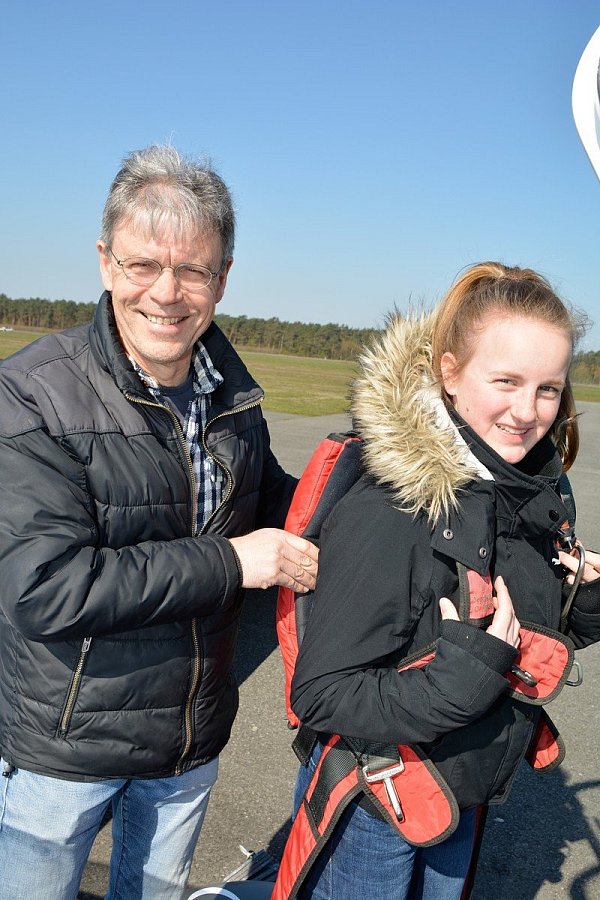 Vorbereitungen: Geschäftsführer Rolf Tiemeyer hilft Filippa Alt, den Fallschirm anzulegen. - © Karin Prignitz