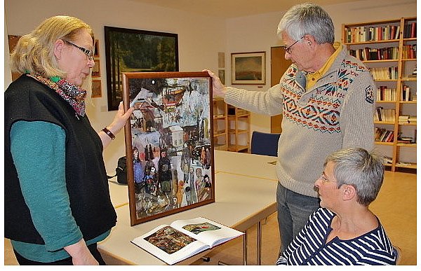 Gleichstellungsbeauftragte Annemarie Schneider (links), Margret Klinke und Karl-Heinz Koch freuen sich über die Archivstücke, die an die Künstlerin Ilse Häfner-Mode erinnern. Sie hat zehn Jahre in Leopoldshöhe gelebt. - © FOTO: STORK