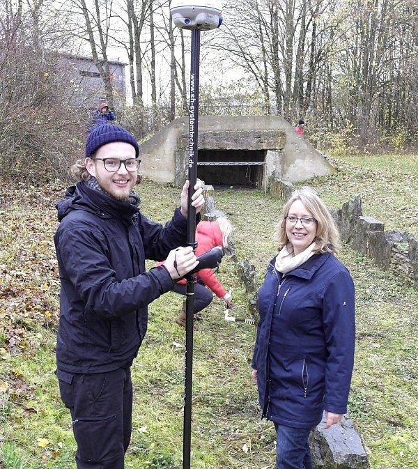 Vera Brieske, Geschäftsführerin der Altertumskommission, und Projektleiter Leo Klinke bei der Vermessung der Grabanlage in Atteln. Aus den gewonnenen Daten wird später auch ein digitales 3D-Modell erstellt. - © Stadt Lichtenau