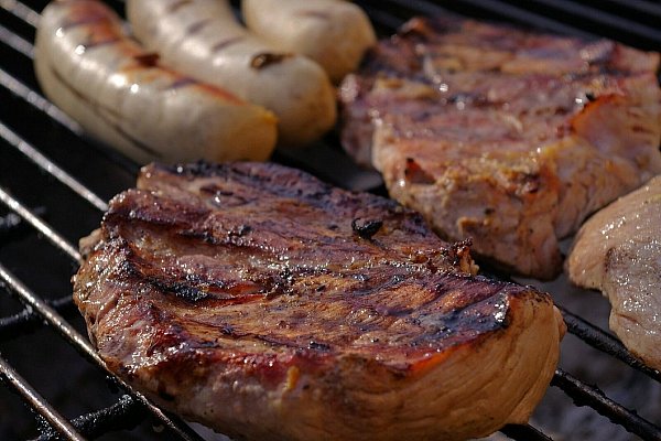 Die Qualität von Fleisch und Wurst im Grillautomaten wird durch eine eingebaute Kühlautomatik sichergestellt. - © Symboldbild: Pixabay