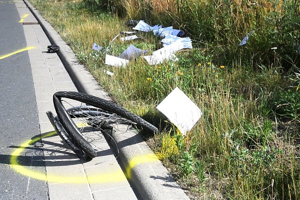 Die Radfahrerin prallte mit dem Kopf gegen die Windschutzscheibe. - © Andreas Eickhoff