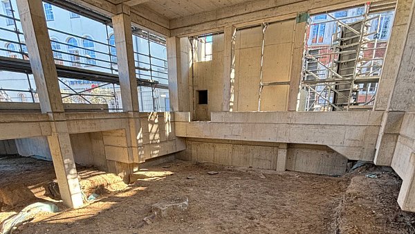 Nach dem Abtragen der Erdschicht werden die Mauerreste des ehemaligen Klosters sichtbar. - © Stadt Herford