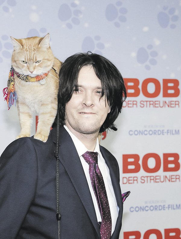 Mann mit Katze: Der britische Schriftsteller James Bowen und sein Kater Bob. - © dpa