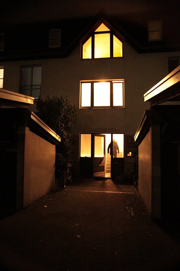 Düster: Ein Bewohner hat das Haus am Frieda-Nadig-Weg betreten. Licht gibt es nur im Flur. Vor der Haustür bleibt es dunkel. Die Mieter müssen schon wissen, wo genau das Schlüsselloch in der Tür ist. - © Peter Steinert