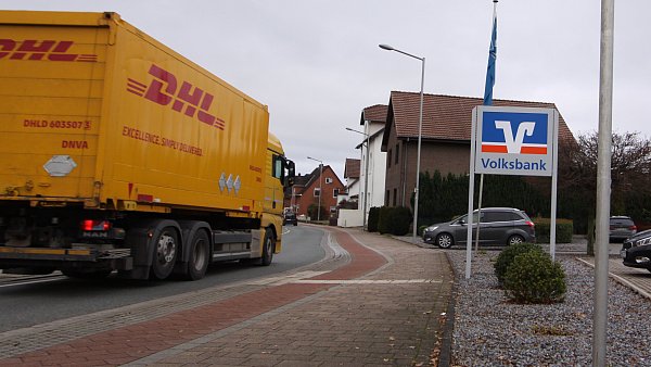 Zahlreiche Lkw fahren täglich über die Bünder Straße in Hiddenhausen. Die Lärmbelastung für die Anlieger ist hoch, aber zu einem Durchfahrtsverbot wird es wohl nicht kommen. - © Archiv: Björn Kenter