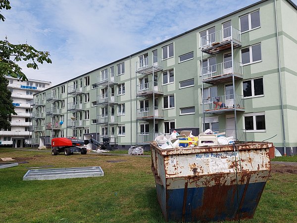 In den jetzt von der MVGM verwalteten Gebäuden wird derzeit gearbeitet. Die lange fehlenden Balkone werden wieder angebracht und Wohnungen renoviert. - © Karin Prignitz